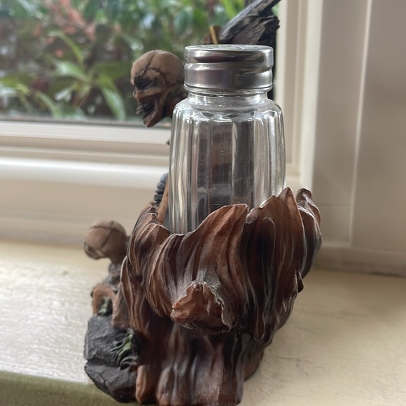 DWK 2010 pirates booty salt and pepper shaker holder display Halloween any time - Picture 3 of 6